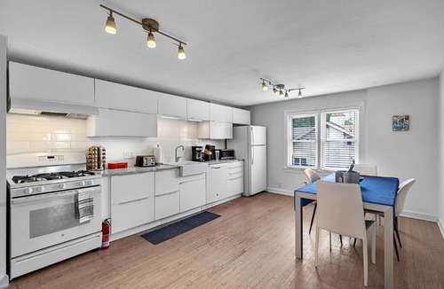 Royal Oak House | Luxury Downtown Retreat - Prime Spot - Sleeps 6