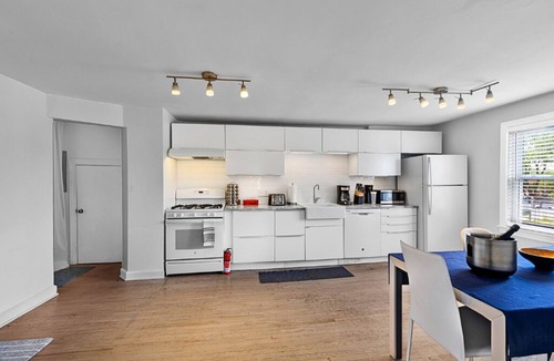 Royal Oak House | Luxury Downtown Retreat - Prime Spot - Sleeps 6