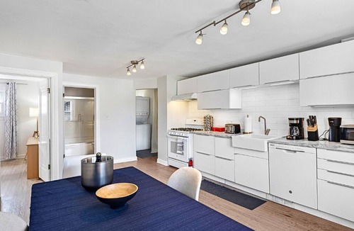 Royal Oak House | Luxury Downtown Retreat - Prime Spot - Sleeps 6
