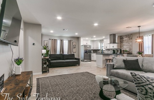 Norman House | Luxury Downtown Retreat - Walk to Main St - New Stylish & Comfy!