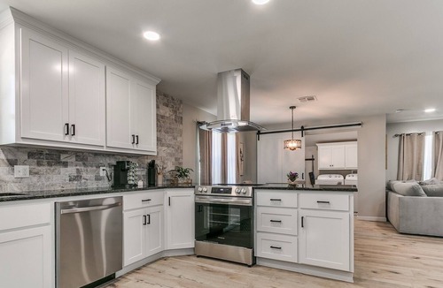 Norman House | Luxury Downtown Retreat - Walk to Main St - New Stylish & Comfy!