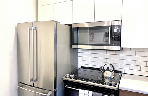 Belltown Condo | Luxury Downtown Studio Gem: Parking, Rooftop Views, Steps to Seattle's Best