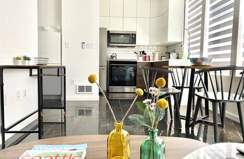 Belltown Condo | Luxury Downtown Studio Gem: Parking, Rooftop Views, Steps to Seattle's Best