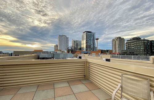 Belltown Condo | Luxury Downtown Studio Gem: Parking, Rooftop Views, Steps to Seattle's Best