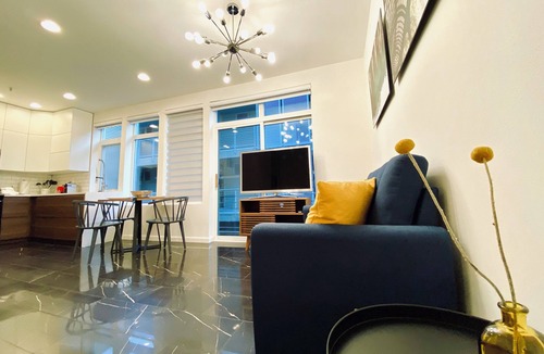 Belltown Condo | Luxury Downtown Studio Gem: Parking, Rooftop Views, Steps to Seattle's Best