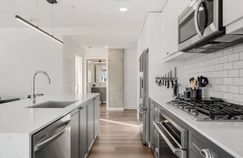 Kensington Apartment | Luxury Downtown Suite | Sleeps 6 |AC| Free Parking