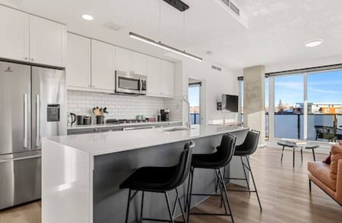 Kensington Apartment | Luxury Downtown Suite | Sleeps 6 |AC| Free Parking