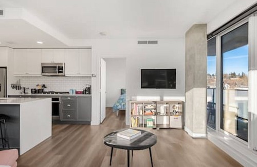 Kensington Apartment | Luxury Downtown Suite | Sleeps 6 |AC| Free Parking