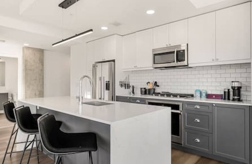 Kensington Apartment | Luxury Downtown Suite | Sleeps 6 |AC| Free Parking