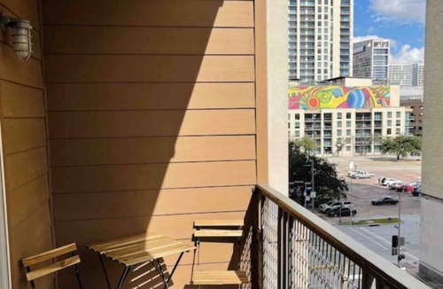 Central Business District Apartment | LUXURY DOWNTOWN SUITE WITH POOL AND FREE PARKING!