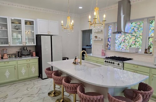 Denison House | Luxury Downtown Vintage Home w/Balcony, Cozy Attic, One block away from Main St.
