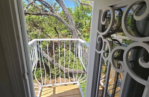 Denison House | Luxury Downtown Vintage Home w/Balcony, Cozy Attic, One block away from Main St.