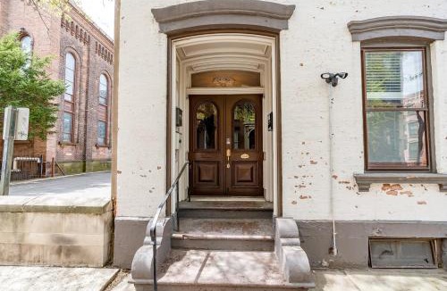 Troy Apartment | Luxury Downtown w Backyard