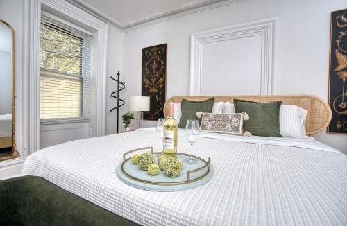 Troy Apartment | Luxury Downtown w Backyard