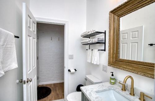 Troy Apartment | Luxury Downtown w Backyard