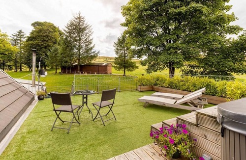 Perth House | Luxury Duplex - Sleeps 2 - Hot Tub - Parking