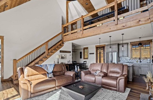 Elk Park Cabin | Luxury Eagles Nest Lodge: Hot Tub, Game Loft, Fire Pit, & Year-Round Panoramic Views!