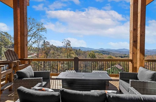 Elk Park Cabin | Luxury Eagles Nest Lodge: Hot Tub, Game Loft, Fire Pit, & Year-Round Panoramic Views!