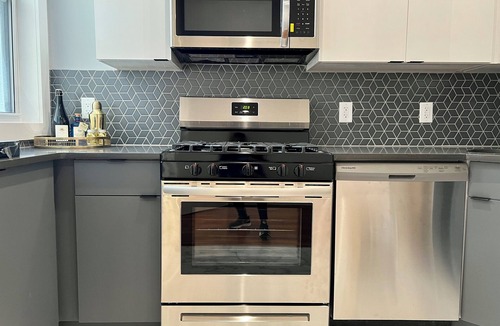 Mott Haven Apartment | Luxury & Elegance @ Large Private HOME, 3baths, CentralAC, Washer/Dryer, Parking