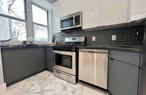 Mott Haven Apartment | Luxury & Elegance @ Large Private HOME, 3baths, CentralAC, Washer/Dryer, Parking