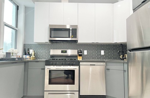 Mott Haven Apartment | Luxury & Elegance @ Large Private HOME, 3baths, CentralAC, Washer/Dryer, Parking