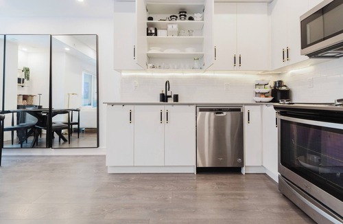 Erin Mills House | Luxury Elegant Full house Escape (Premium Comfort)