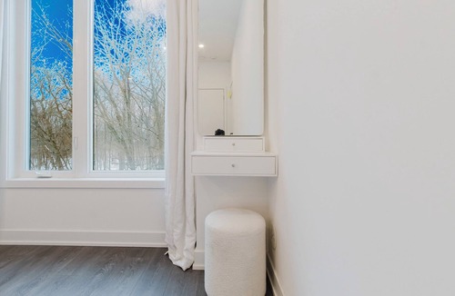 Erin Mills House | Luxury Elegant Full house Escape (Premium Comfort)