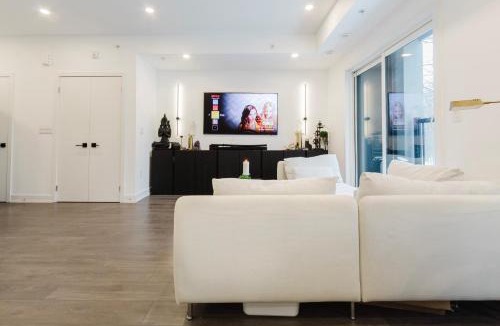 Erin Mills Apartment | Luxury Elegant Full house Escape Premium Comfort