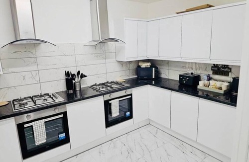 Ponders End Apartment | Luxury En-suite Double Room
