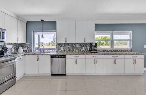 Cutler Bay House | Luxury Escape: Pool, Hot tub, Mini Golf & More!