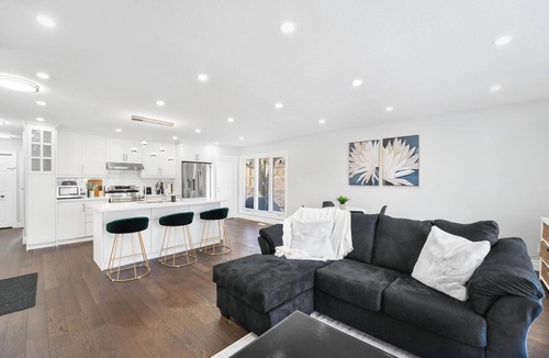Kitchener House | Luxury Estate+Renovated 5 BD+65"