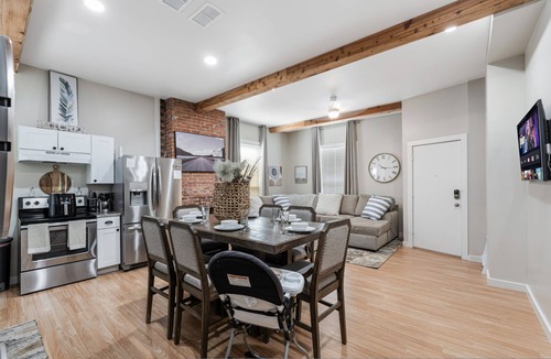 Fort Worth House | Luxury Family Friendly Home 6 Queen Beds