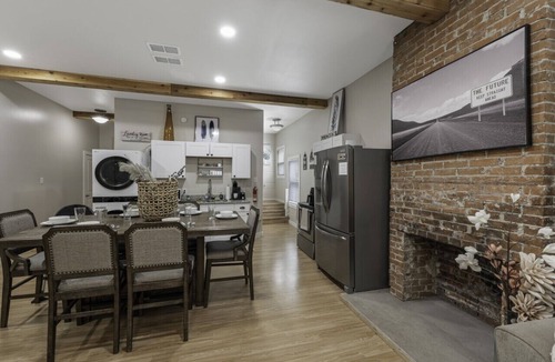 Fort Worth Cottage | Luxury Family Friendly Home 6 Queen Beds