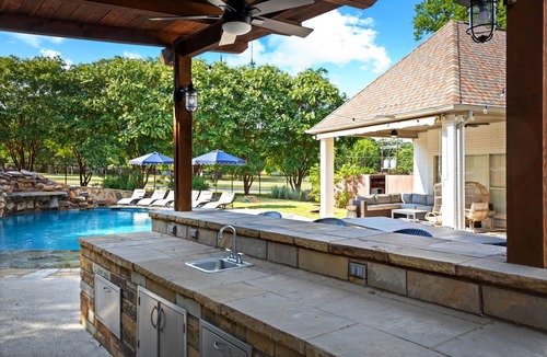 Azle House | Luxury Family Oasis: Huge pool, Spa, Firepit, Playground, Outdoor Kitchen, Games