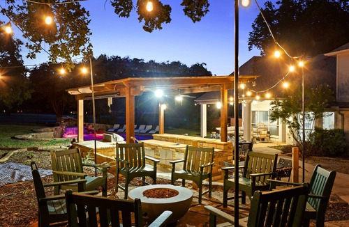 Azle House | Luxury Family Oasis: Huge pool, Spa, Firepit, Playground, Outdoor Kitchen, Games