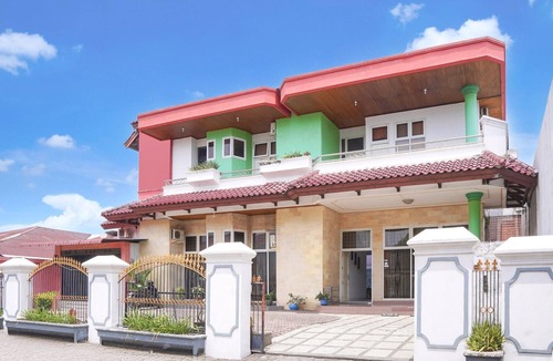 Padang House | Luxury Family Stay with Extra Space and Free WiFi