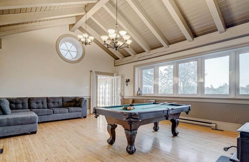 Puslinch House | Luxury Farm w/ pool & hot tub. Weekend Getaway
