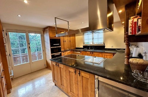 Zweisimmen Nr Gstaad Apartment | Luxury Flat Close to Park Hotel in Gstaad