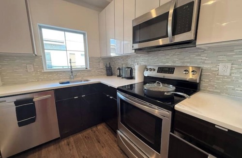 Fairmount Apartment | Luxury Flat with balcony in unit washer dryer