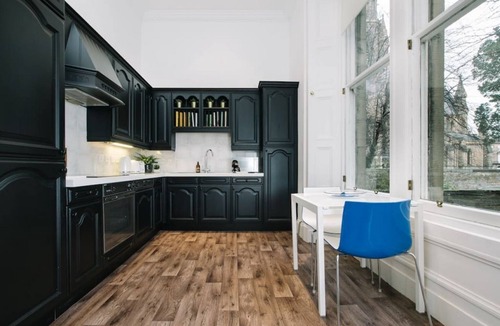 West End Apartment | Luxury Flat with Parking in West End