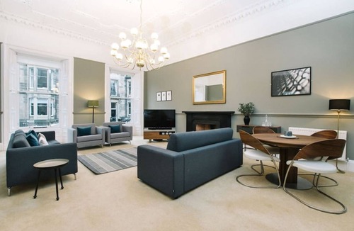 West End Apartment | Luxury Flat with Parking in West End