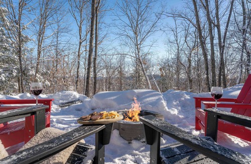 Saint-Andre-Avellin House | Luxury Forest Retreat with Fire-pit & Game Lounge