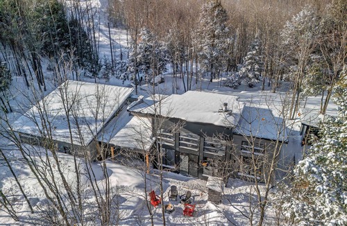 Saint-Andre-Avellin House | Luxury Forest Retreat with Fire-pit & Game Lounge