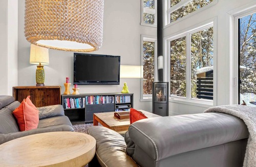 Saint-Andre-Avellin House | Luxury Forest Retreat with Fire-pit & Game Lounge
