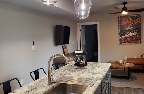 Petersburg Condo | LUXURY FULLY FURNISHED GATED OFF STREET PARKING