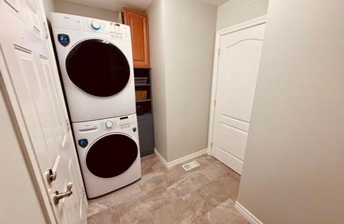 Hamilton Apartment | Luxury Furnished Private 2nd Floor Apartment