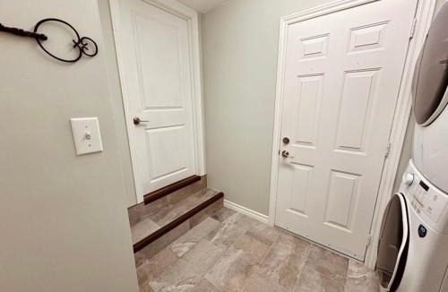 Hamilton Apartment | Luxury Furnished Private 2nd Floor Apartment