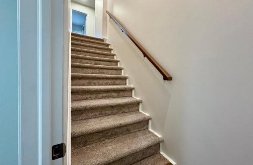 Hamilton Apartment | Luxury Furnished Private 2nd Floor Apartment