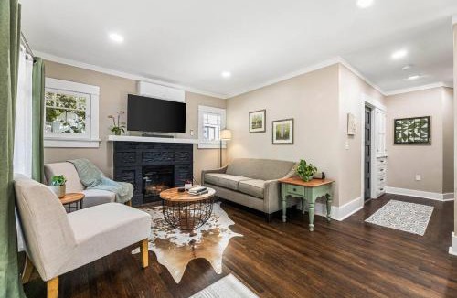 Hollywood House | Luxury Gated Hollywood Cottage 3 King Beds EV