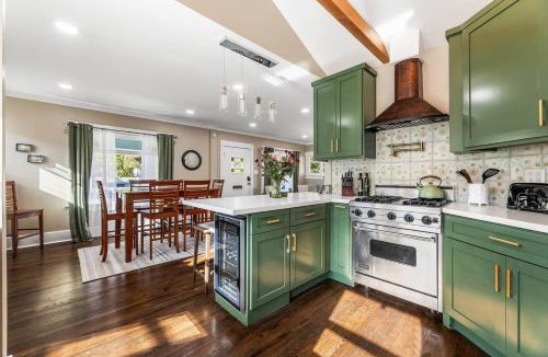 Hollywood House | Luxury Gated Hollywood Cottage 3 King Beds EV